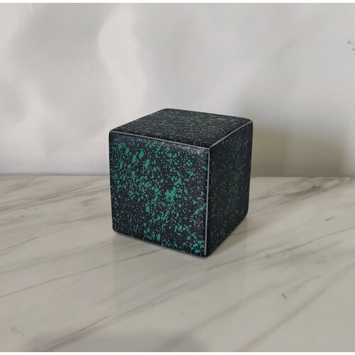 Декор: Декоративный зелёный кубик из металла 8х8х8 см