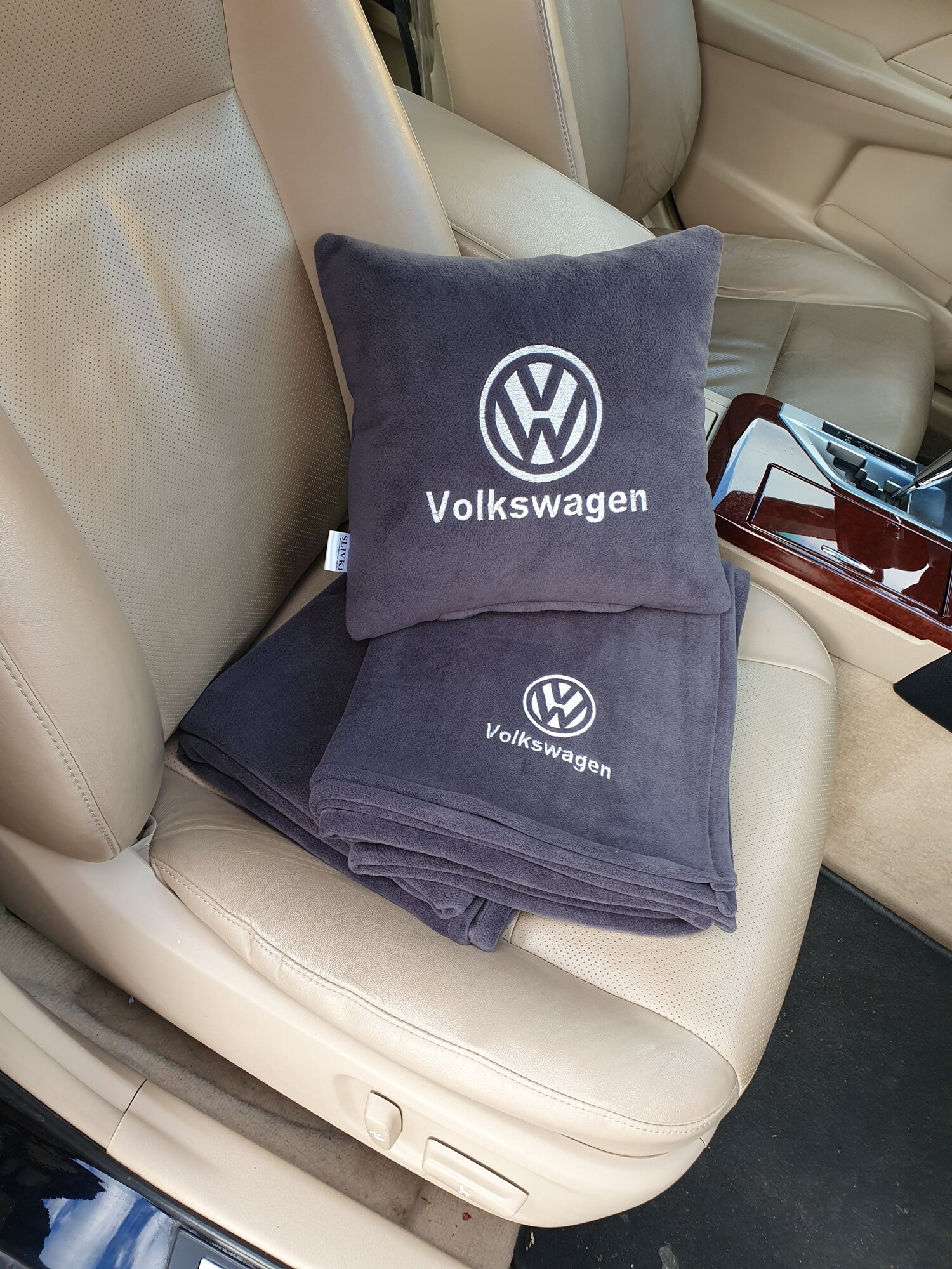 Автомобильная подушка 30х30см и плед 150х150 см в машину с вышивкой логотипа Volkswagen, цвет серый