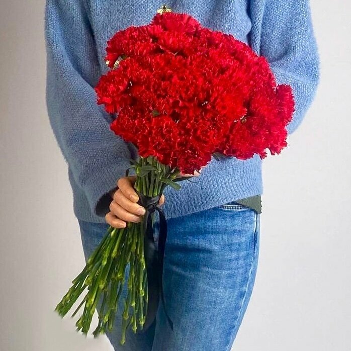 Букет траурный Мегацвет24 Гвоздики красный 40 цветов под черной лентой