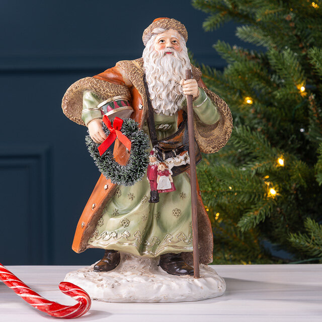 Декоративная фигурка Дед Мороз с венком - Christmas Fairyland 25 см Winter Deco 1001097