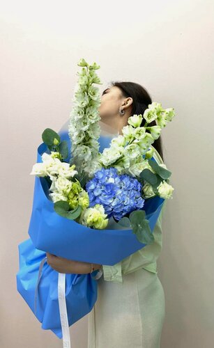 Изображение товара Букет живых цветов NURA FLOWERS, "комплимент", гортензия 1, дельфиниум 2, эустома 3 с эвкалиптом под ленту