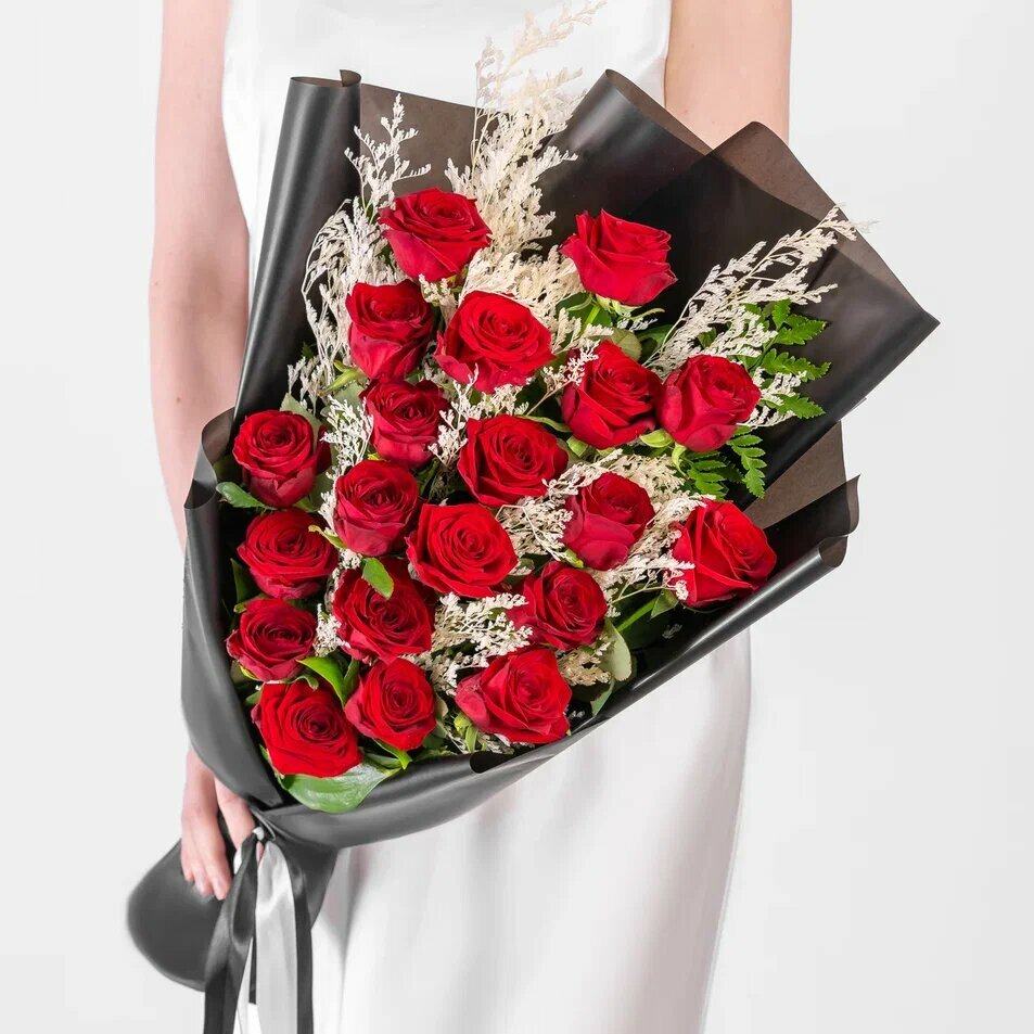 Траурный Букет Мегацвет24 красные розы и лимониум 50 см дизайнерская упаковка
