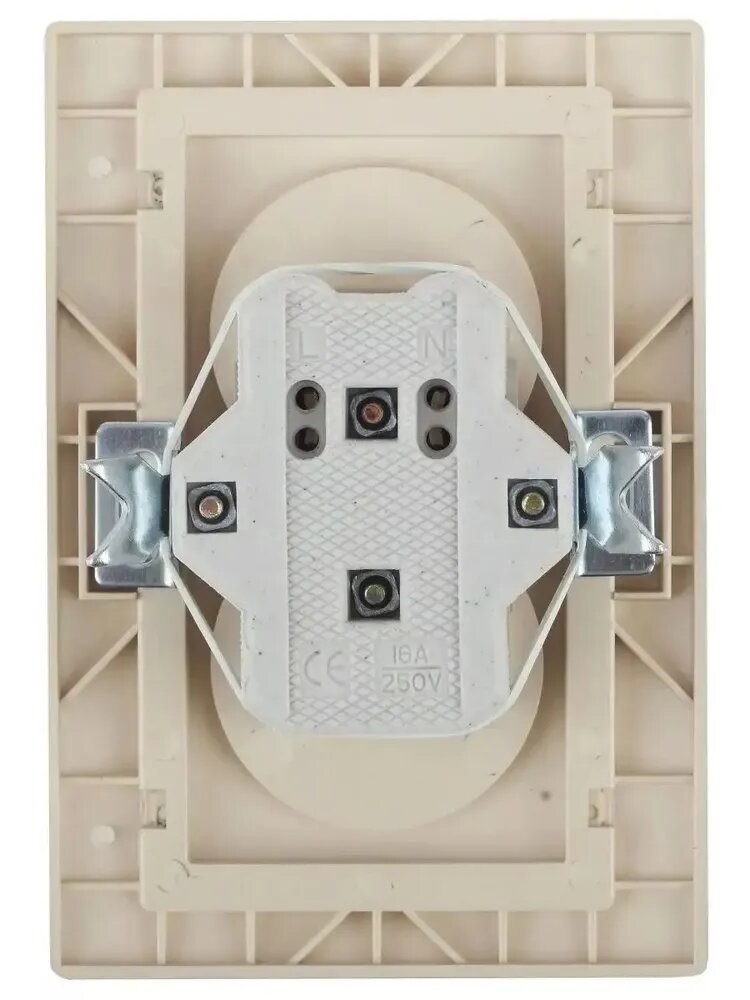 Розетка Intro Plano 1-205-05 с заземлением двойная 2X2P+E Schuko 16А-250В IP20 скрытой установки черный — фото 1