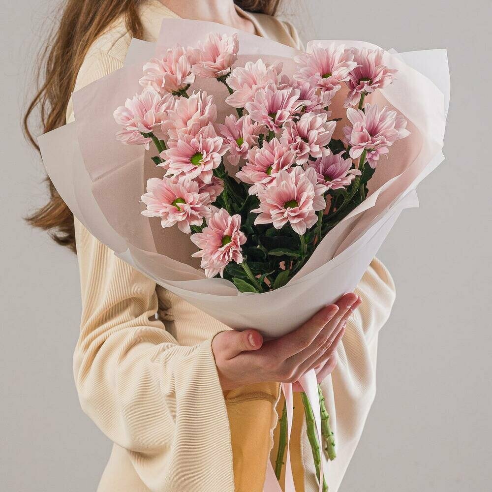 Букет цветов из розовых хризантем Ромашки 3 шт дизайнерская упаковка