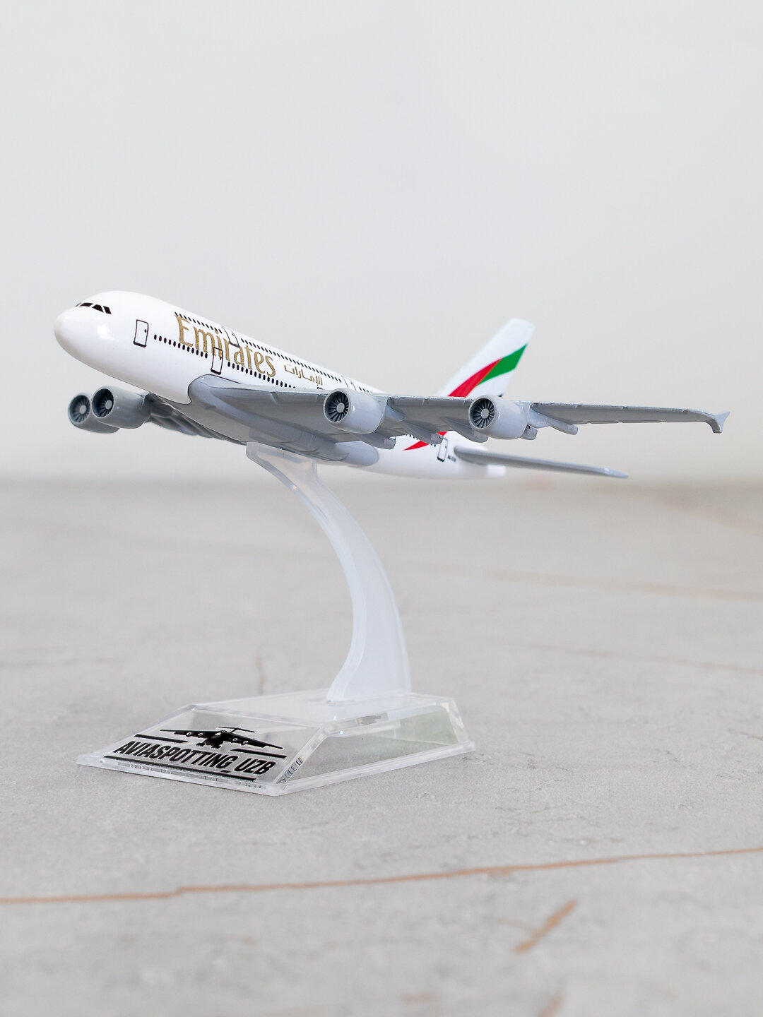 Коллекционная модель самолёта Airbus A380 авиакомпании Emirates (Эмирейтс), белого цвета. Длина 14 см. Металл + пластик. Шасси нет. Можно использовать на подставке. Не игрушка, 14+.