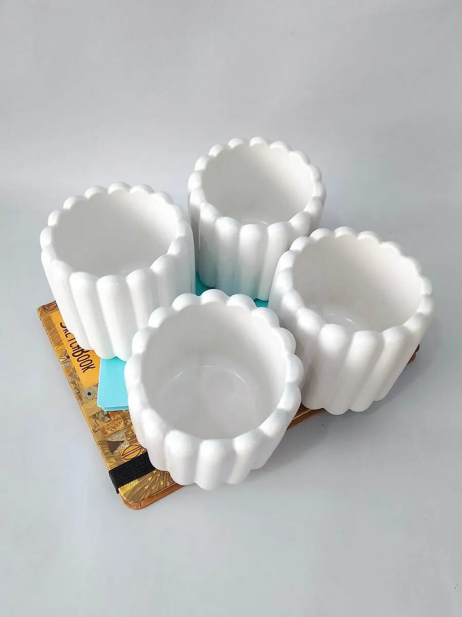 Стакан кашпо, используется для заливки свечей. Выполнен из гипса, обработка лаком в несколько слоев.