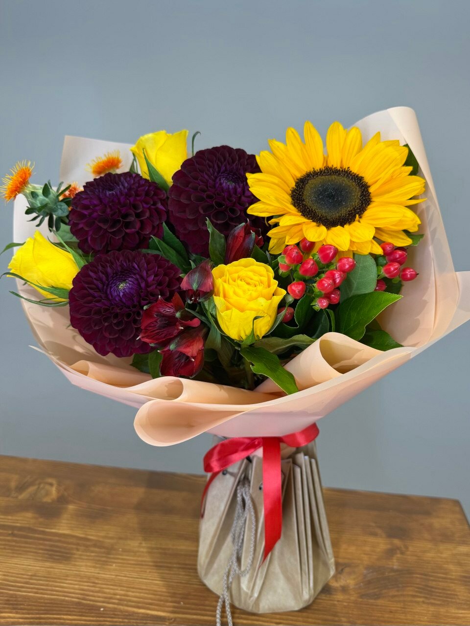Букет цветов "Yellow" подсолнухи георгины альстромерии розы