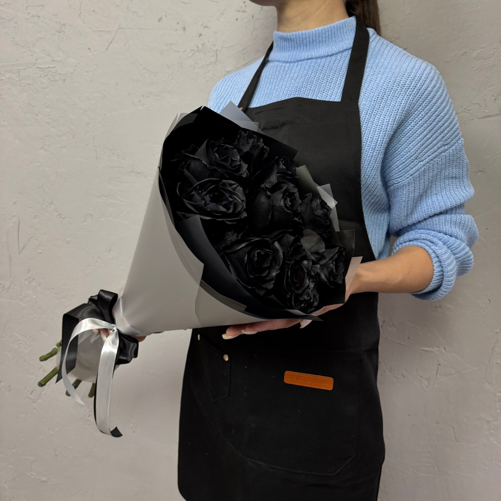 Монобукет от Da flowers. Свежие черные розы 9 шт в упаковке. Розы Эквадор