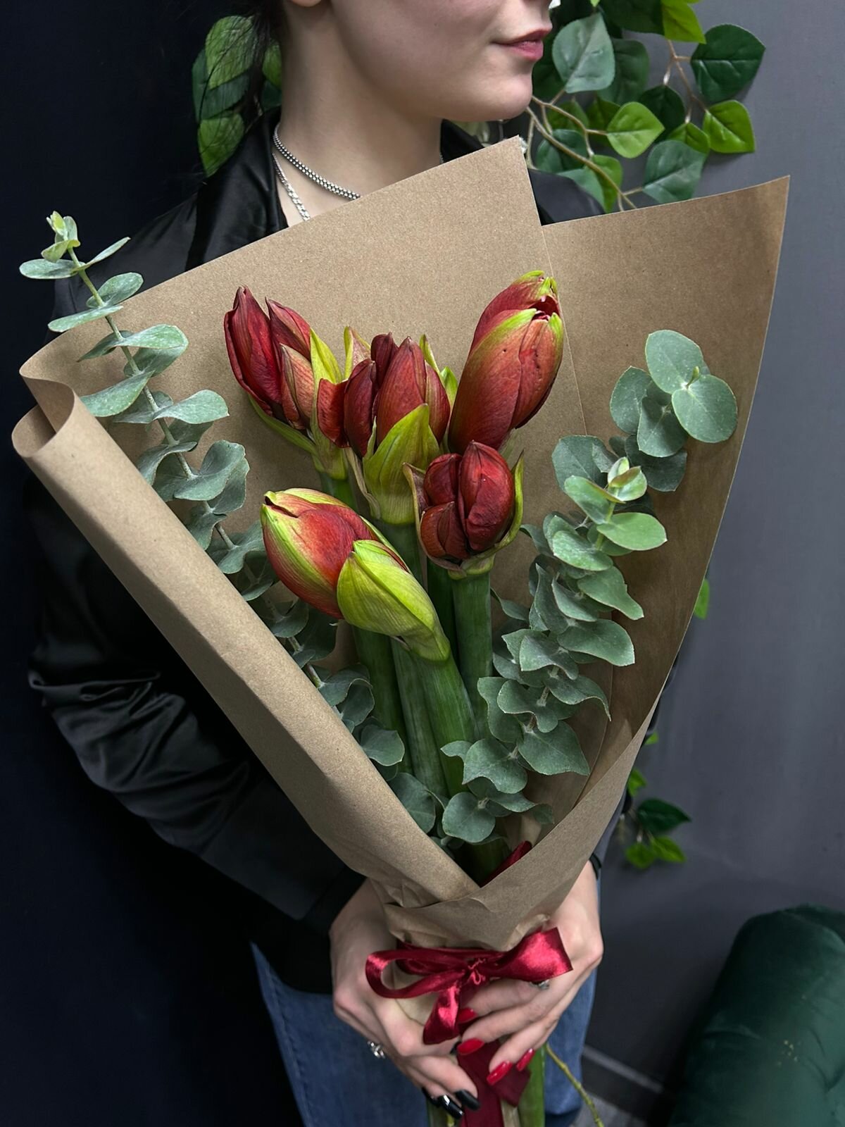 Букет из 5 красных амариллисов с ветками эвкалиптом в крафте