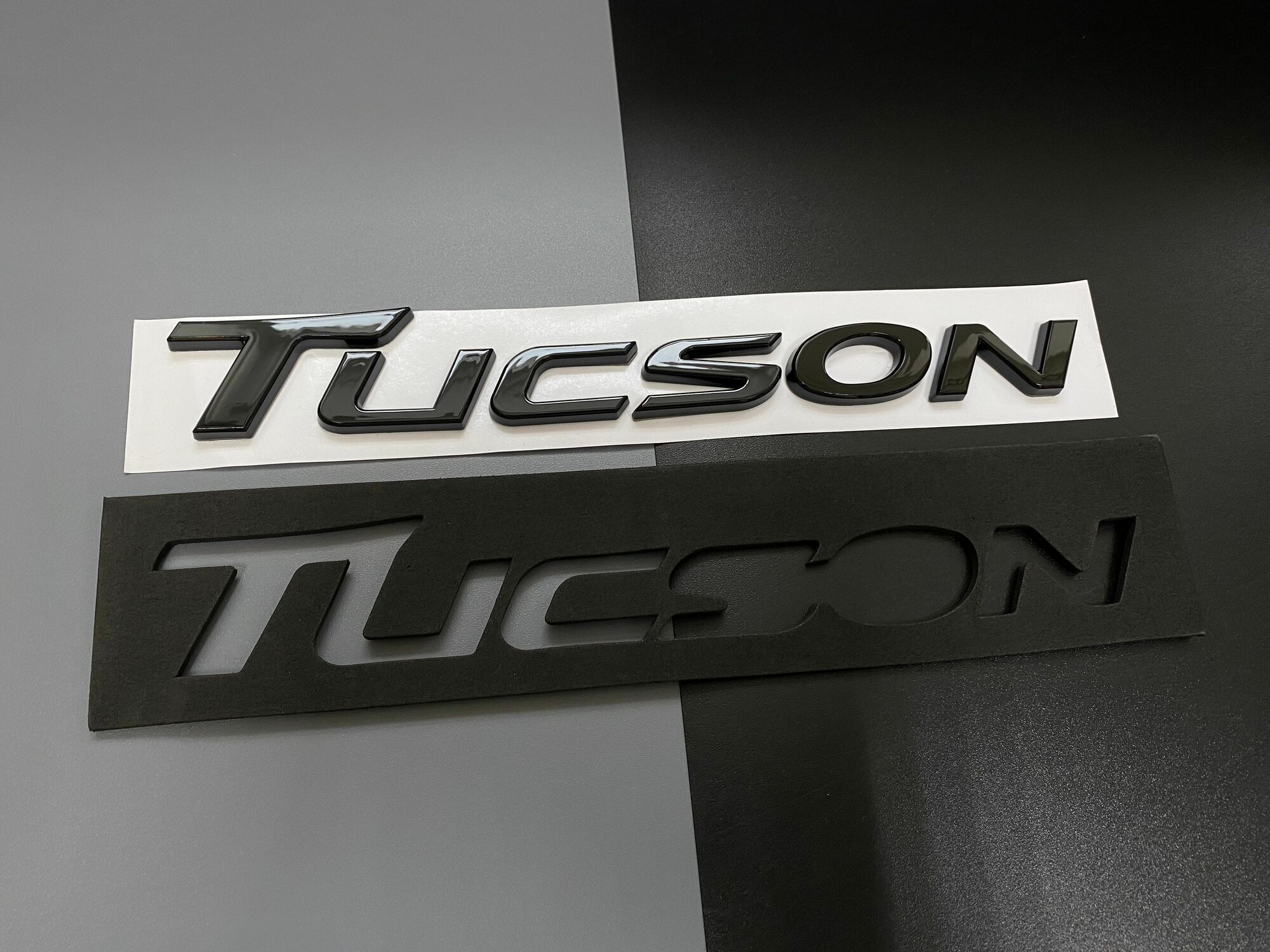 Шильдик Туксон Эмблема на багажник авто Hyundai Tucson черная