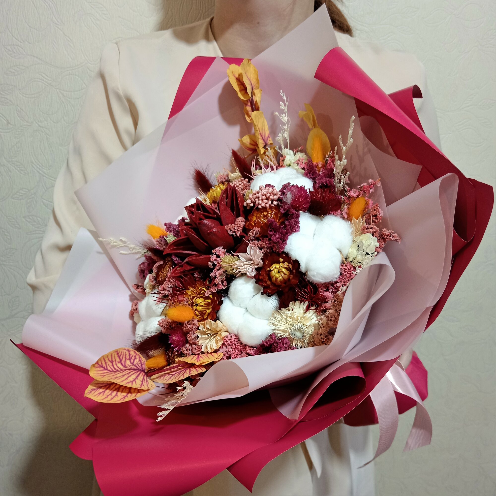 Красно-оранжевый букет из сухоцветов