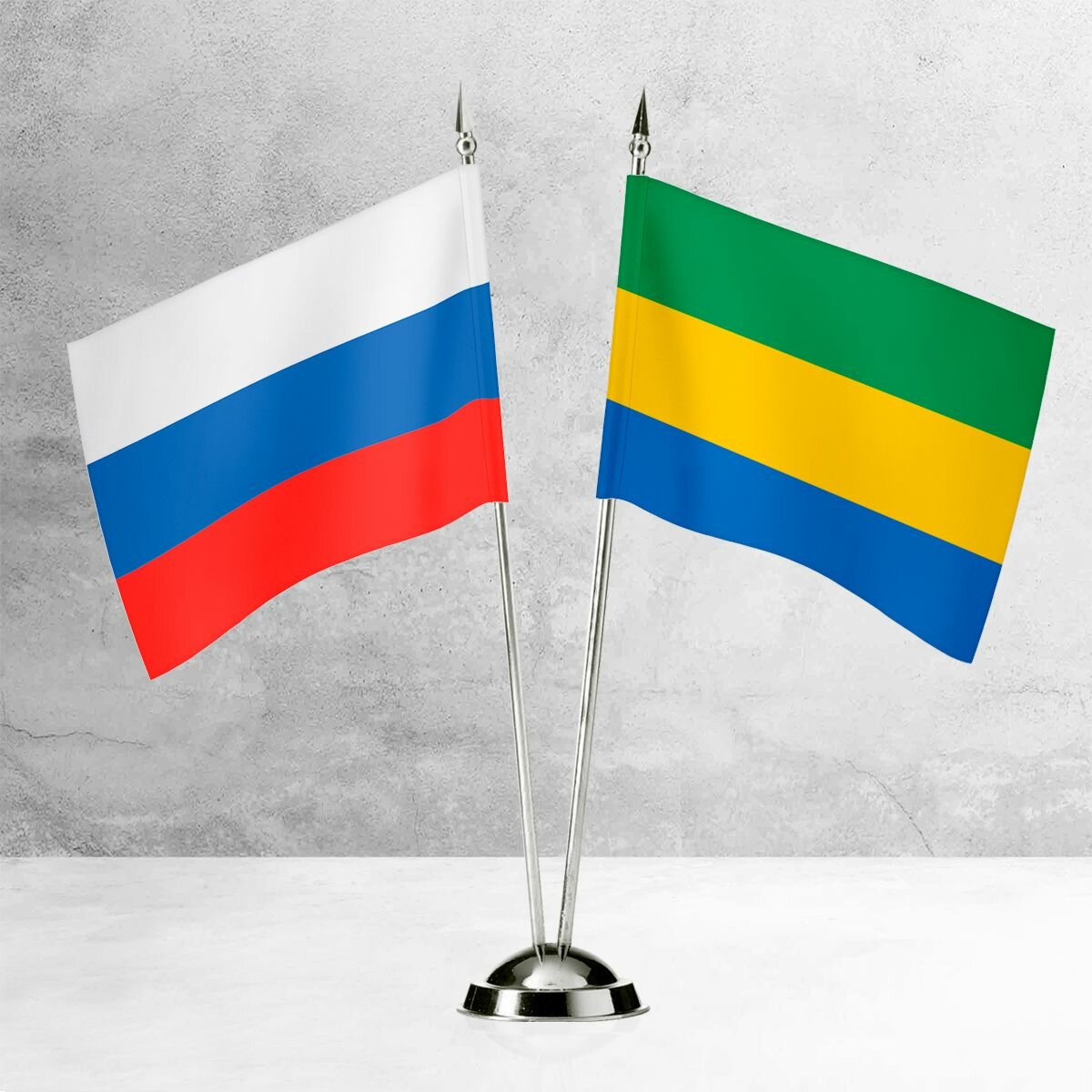 Настольные флаги России и Габона на пластиковой подставке под серебро