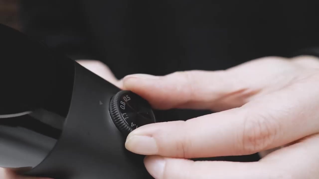 Экран смартфона рядом с машинкой Xiaomi на столике