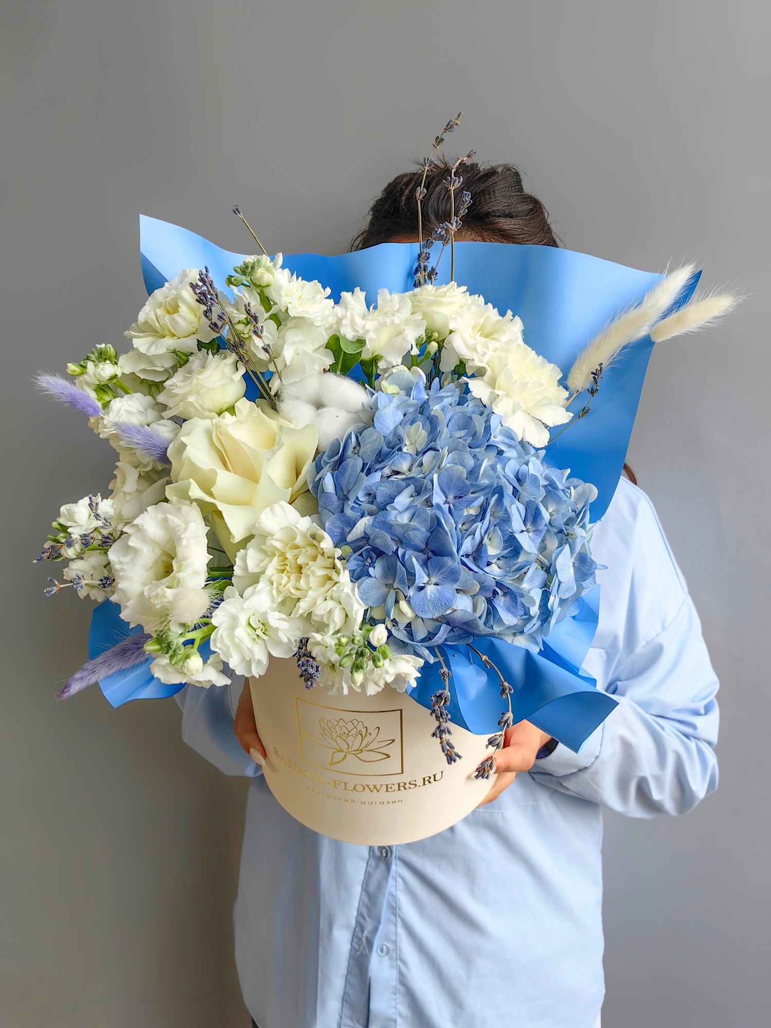 Композиция в коробке "Морская волна" с эустомой гвоздикой и гортензией