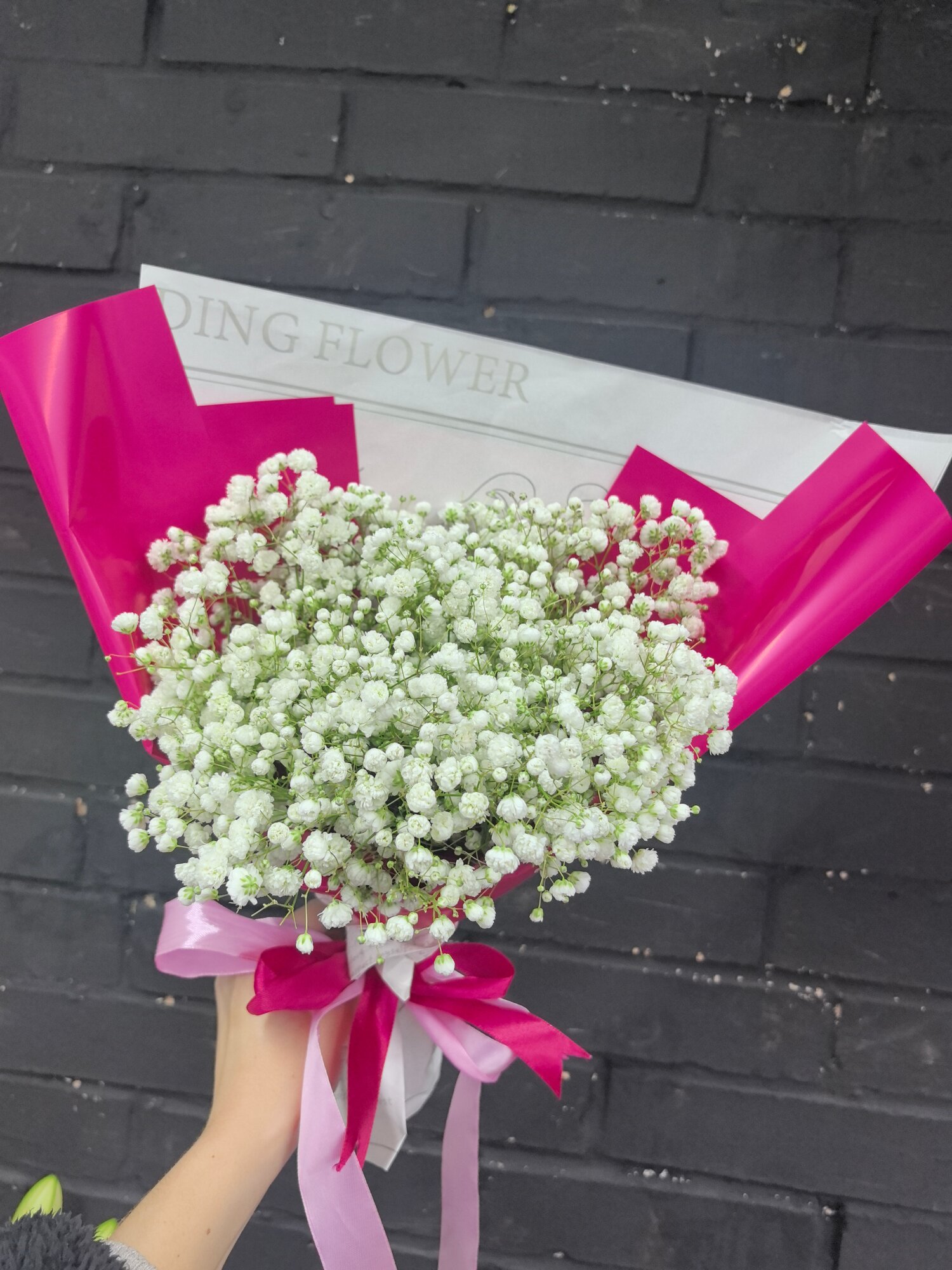 Монобукет с белой пышной гипрофилы в яркой и стильной упаковки