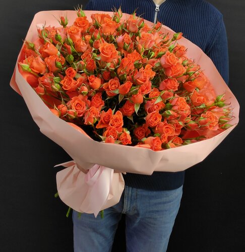 Изображение товара Монобукет из 17 кустовых оранжевых роз, высотой 60 см. в коробке с аквабоксом