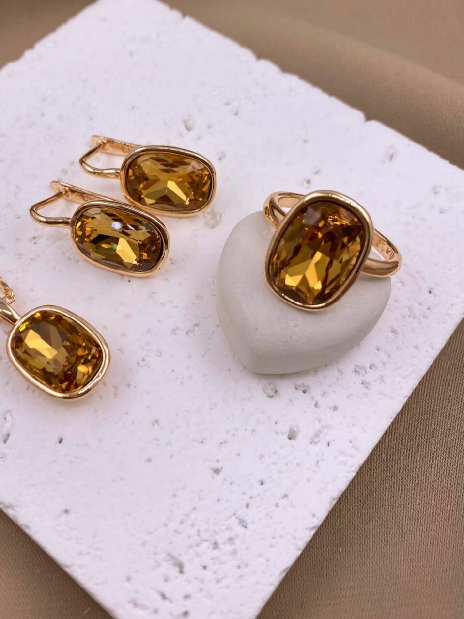 Комплект бижутерии: кольцо, серьги, янтарь, размер кольца 18, желтый — фото 1