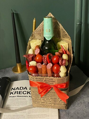 Изображение товара Мужской набор «Кальяри» с колбасками, сыром, помидорами черри и безалкогольным пивом Stella Artois