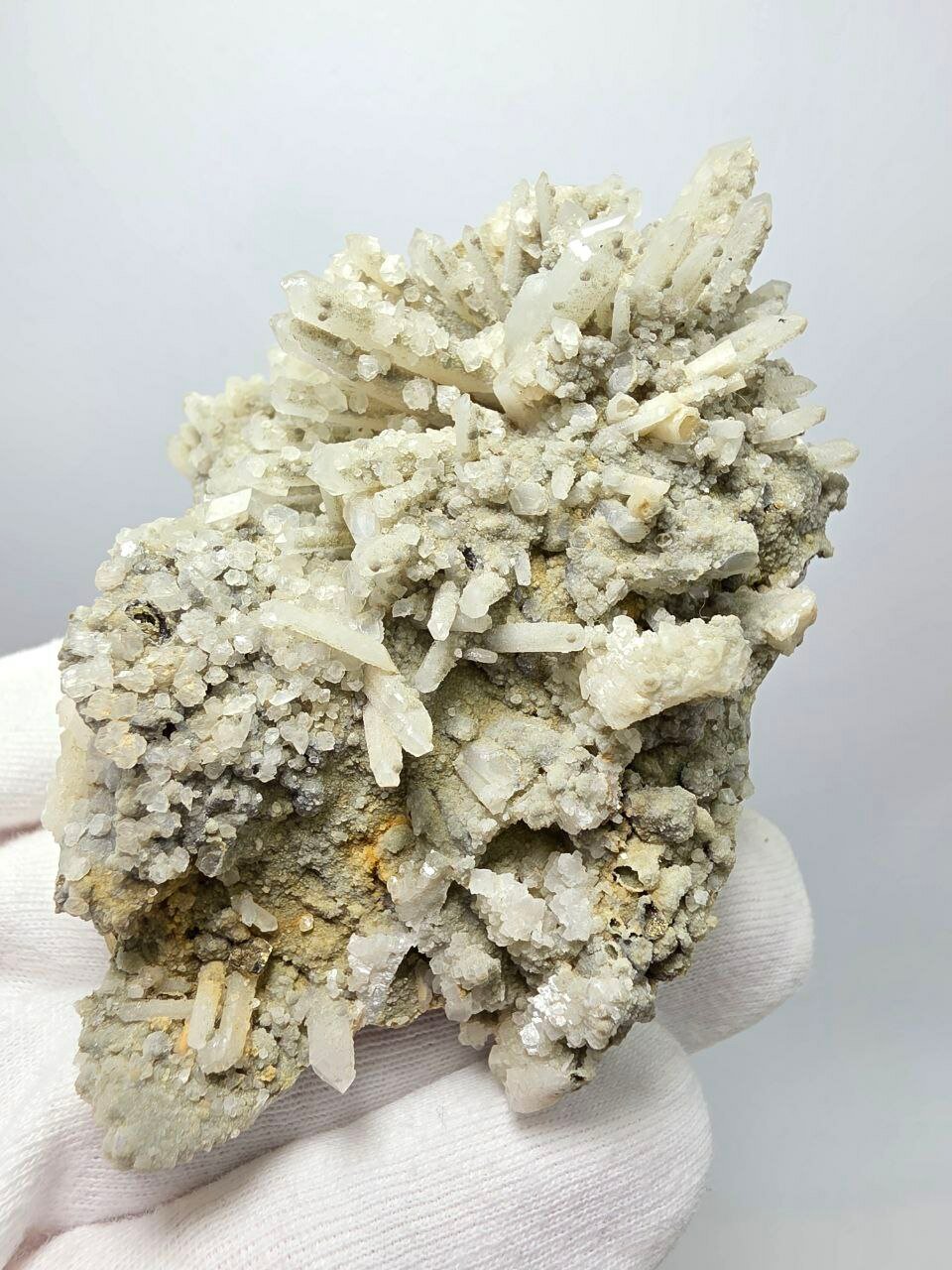 Друза кварца с кальцитом и пиритом 93 мм, 250 г. — фото 1