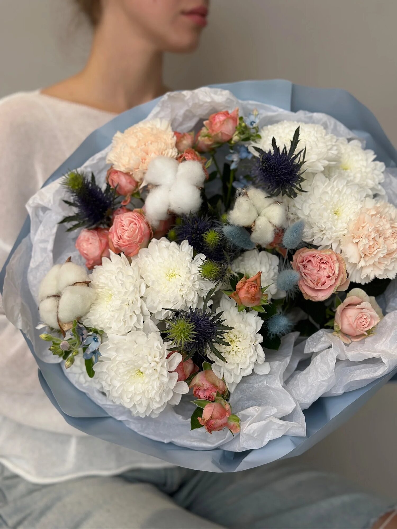 Сборный букет "Сумерки" с эрингиумом хризантемой и кустовой розой