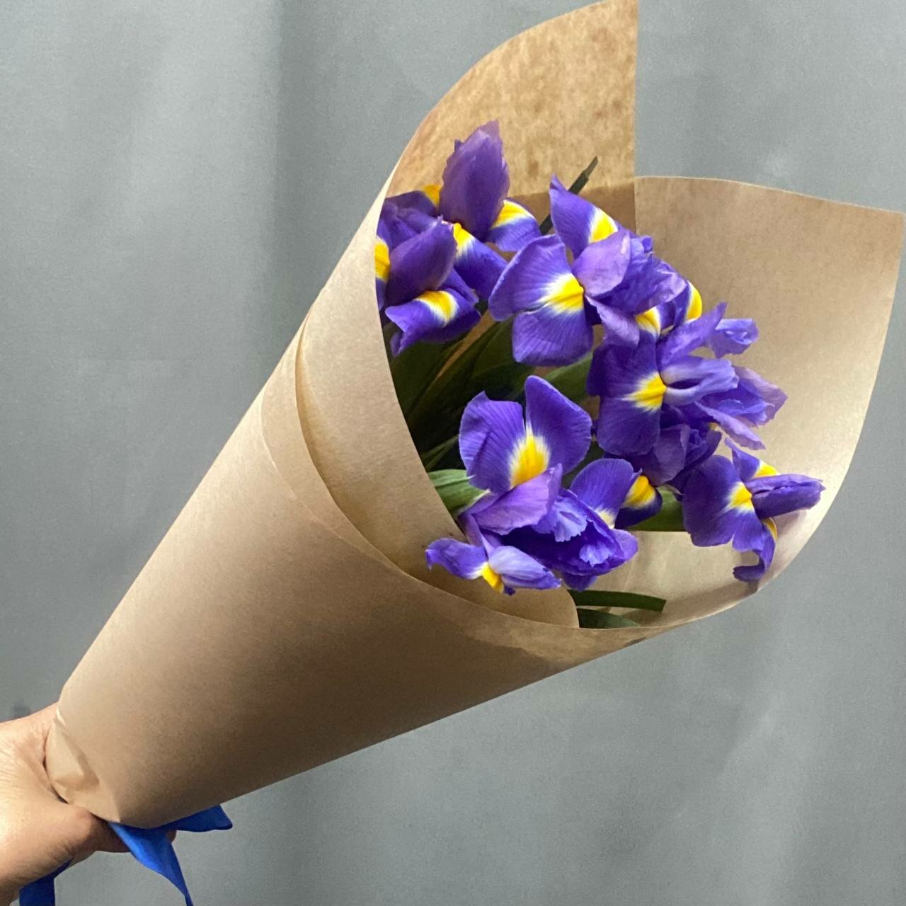 Букет живых цветов N1flor из 7 красивых ирисов в крафт-бумаге 48 см.
