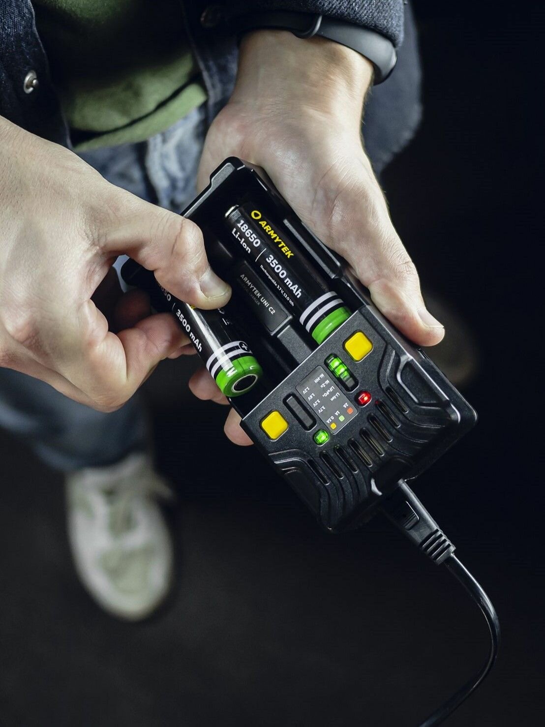 Зарядное устройство Armytek Uni C2 универсальное на 2 аккумулятора — фото 1