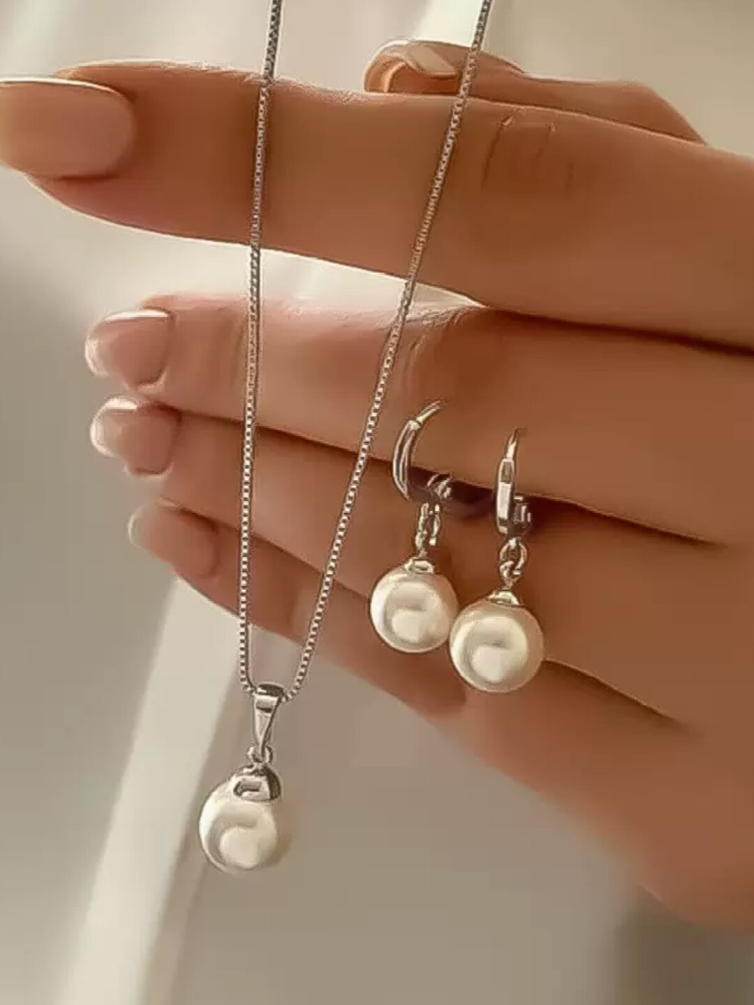 Комплект бижутерии: колье, серьги, жемчуг имитация