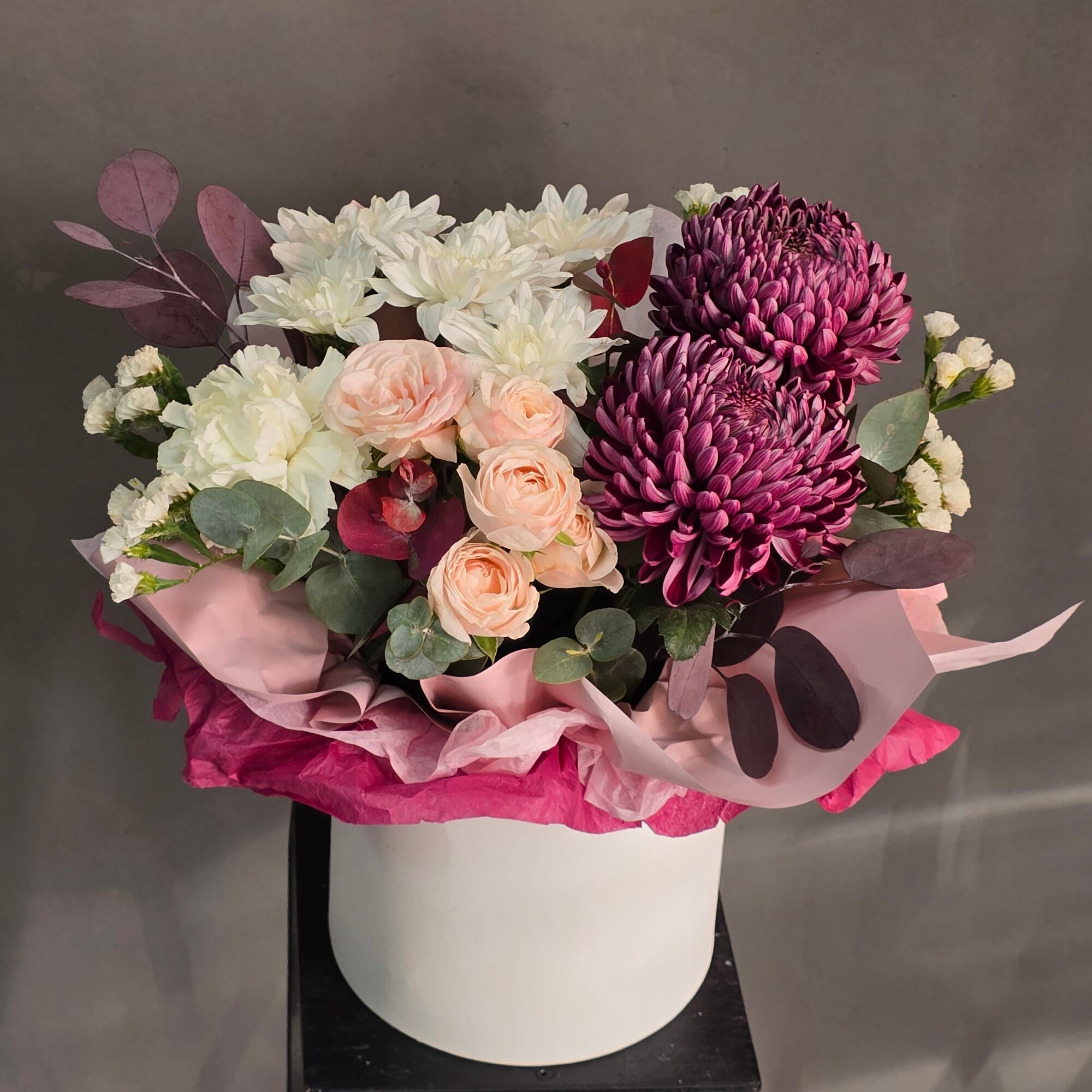 Хризантема бигуди в коробке с кустовой розой эвкалиптом для любимой мамы