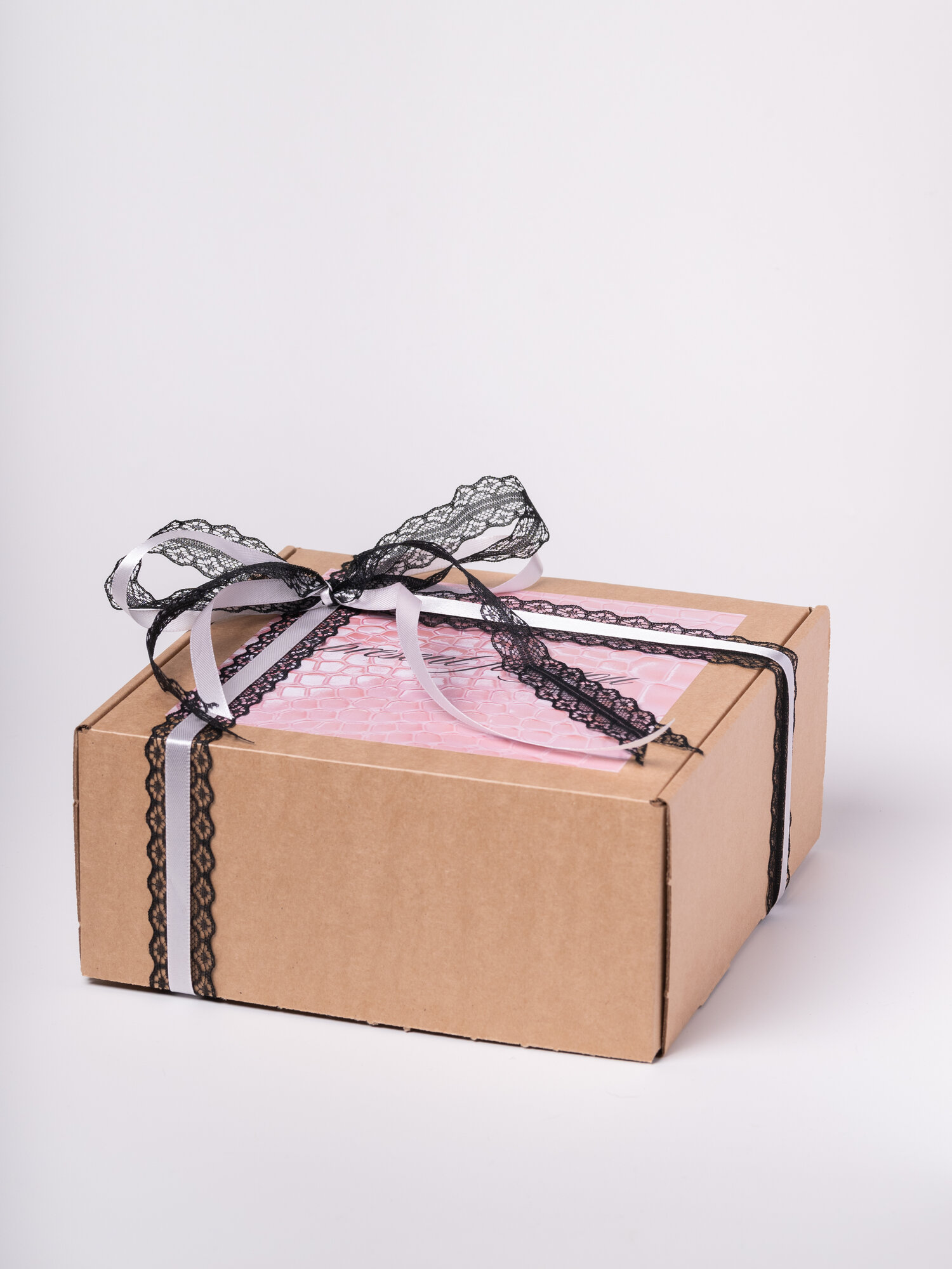 Коробка подарочная "Кружево", 22x22x10 см, квадратная, чёрная/светло-розовая — фото 1