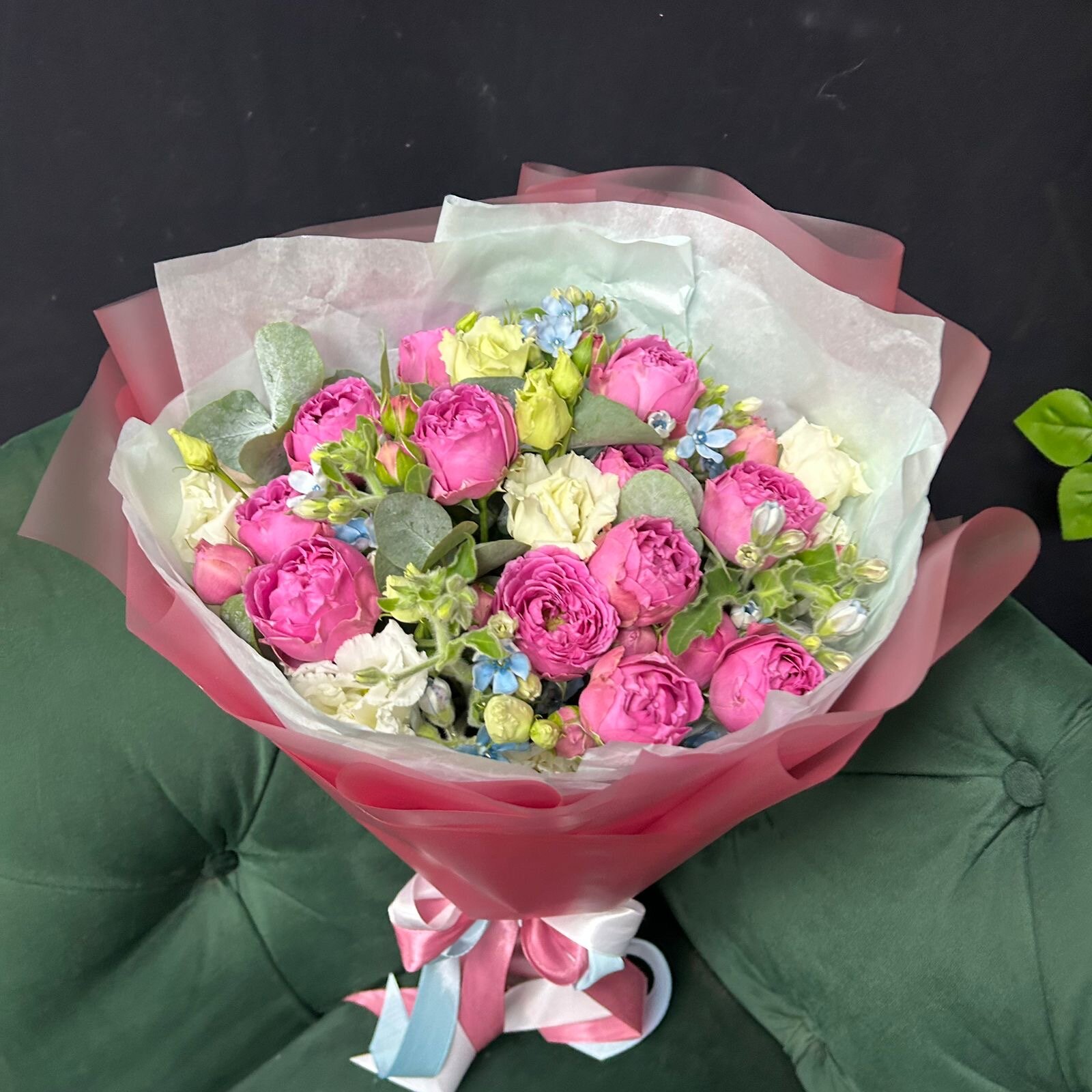 Микс из пионовидных роз Мисти Баблс эустомы и оксипеталлума