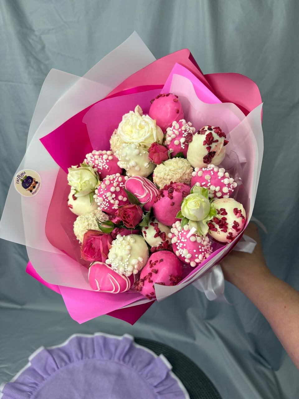 Миниатюрный букет из клубники и кустовой розы коллекция  Romantic 