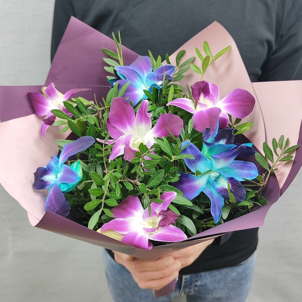 Букет из Космических Орхидей Розового и Синего Дендробиума в сочетании с фитсашкой