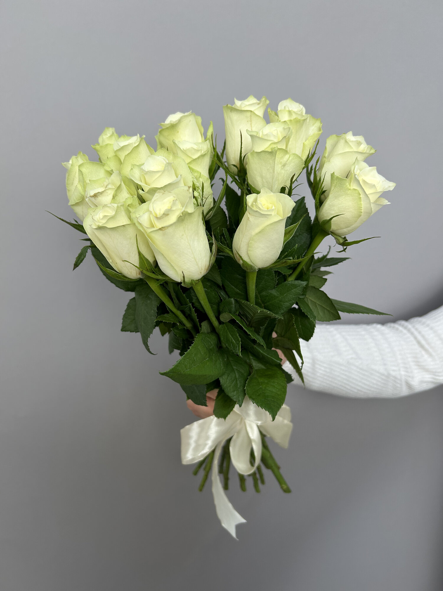 Изящный букет из 15 белых кенийских роз под ленту без упаковки