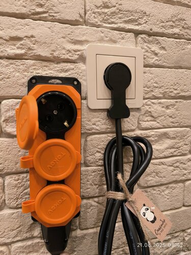 Изображение товара Удлинитель с/з с плоской потайной вилкой 1,5 метра влагозащищённые розетки 3 шт IP45 с защитными крышками