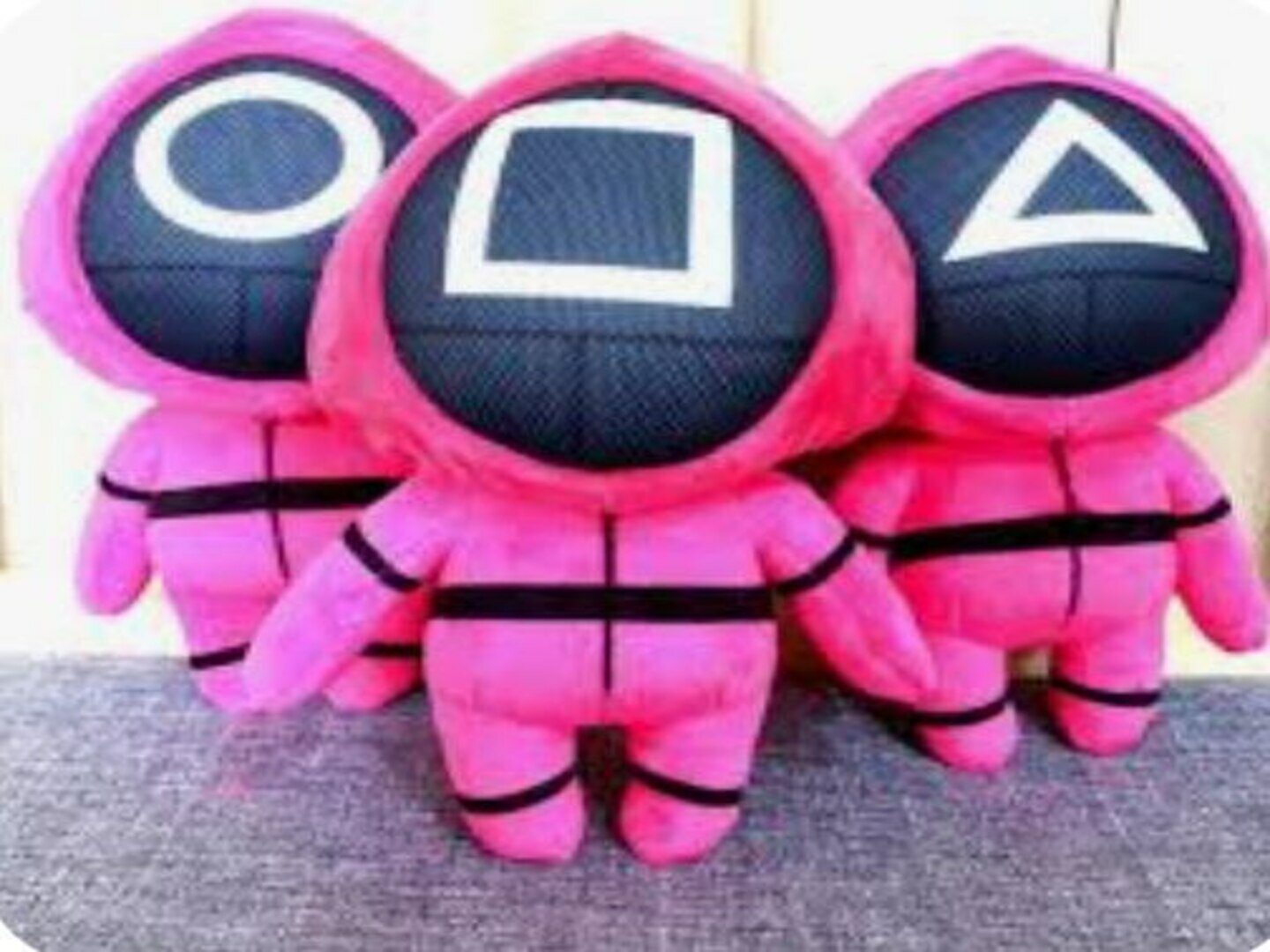 Мягкая игрушка 25 см в костюме из «Игры в кальмара» с маской и квадратом. 1шт