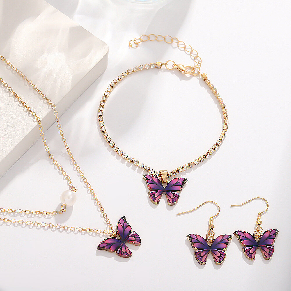 Комплект бижутерии: кольцо, подвеска, браслет, колье, размер кольца: безразмерное, размер браслета 23 см, размер колье/цепочки 40 см