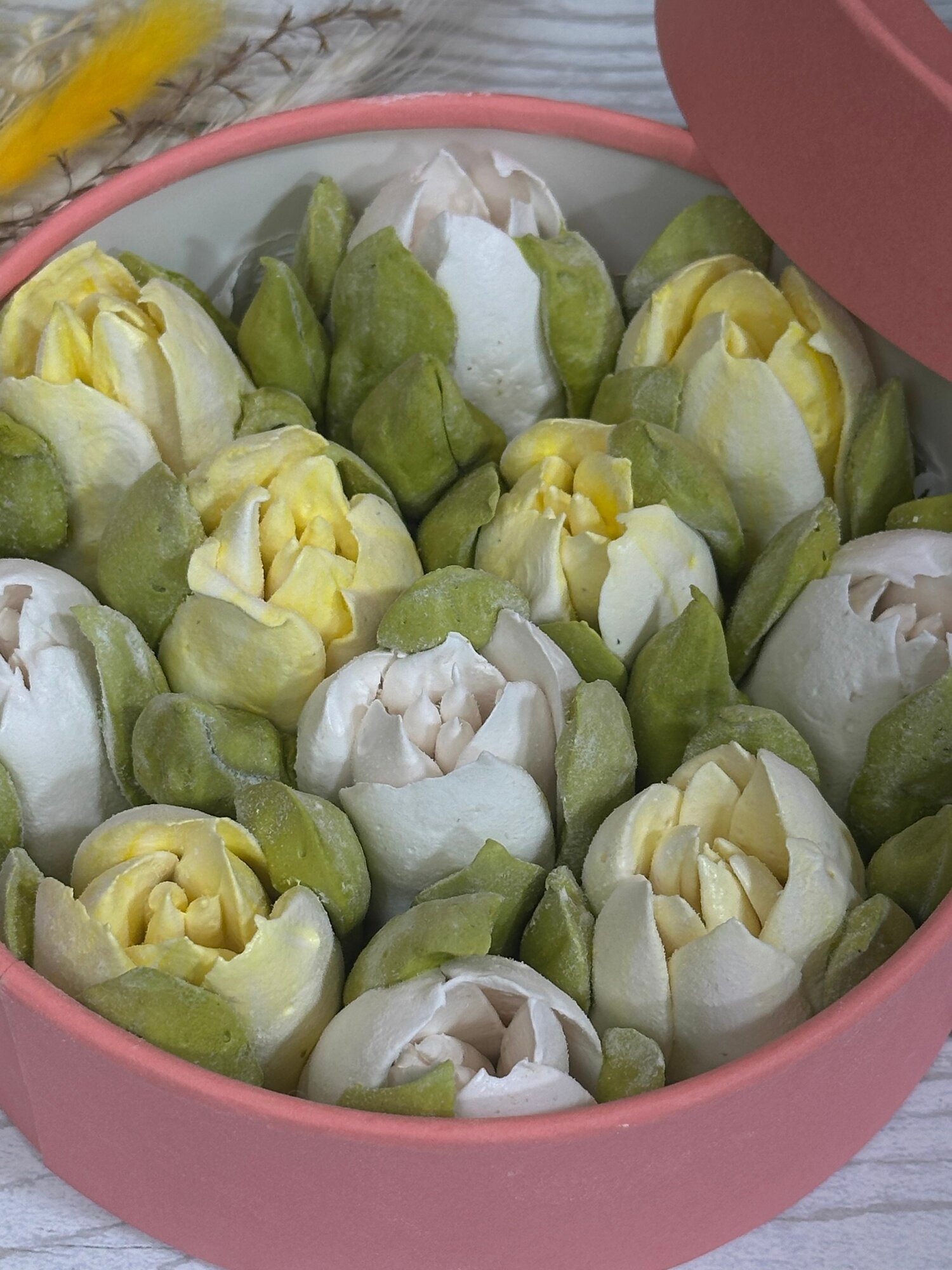 Зефирные тюльпаны зефирные цветы в подарочной коробке маме женщине. Новый год. Комплимент.