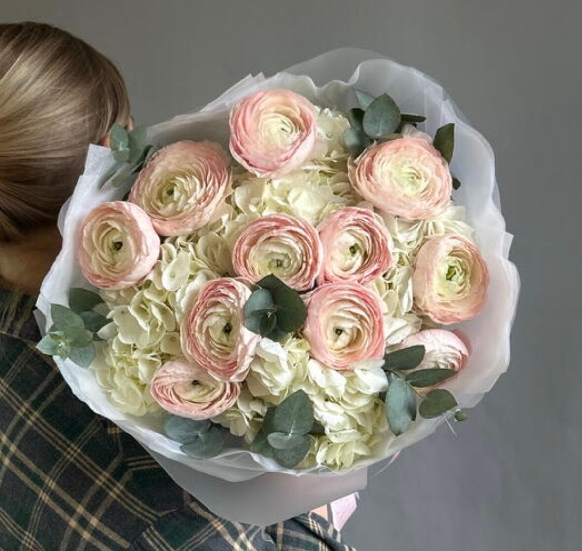 Букет модные ранункулюсы ароматный эвкалипт пышные гортензии