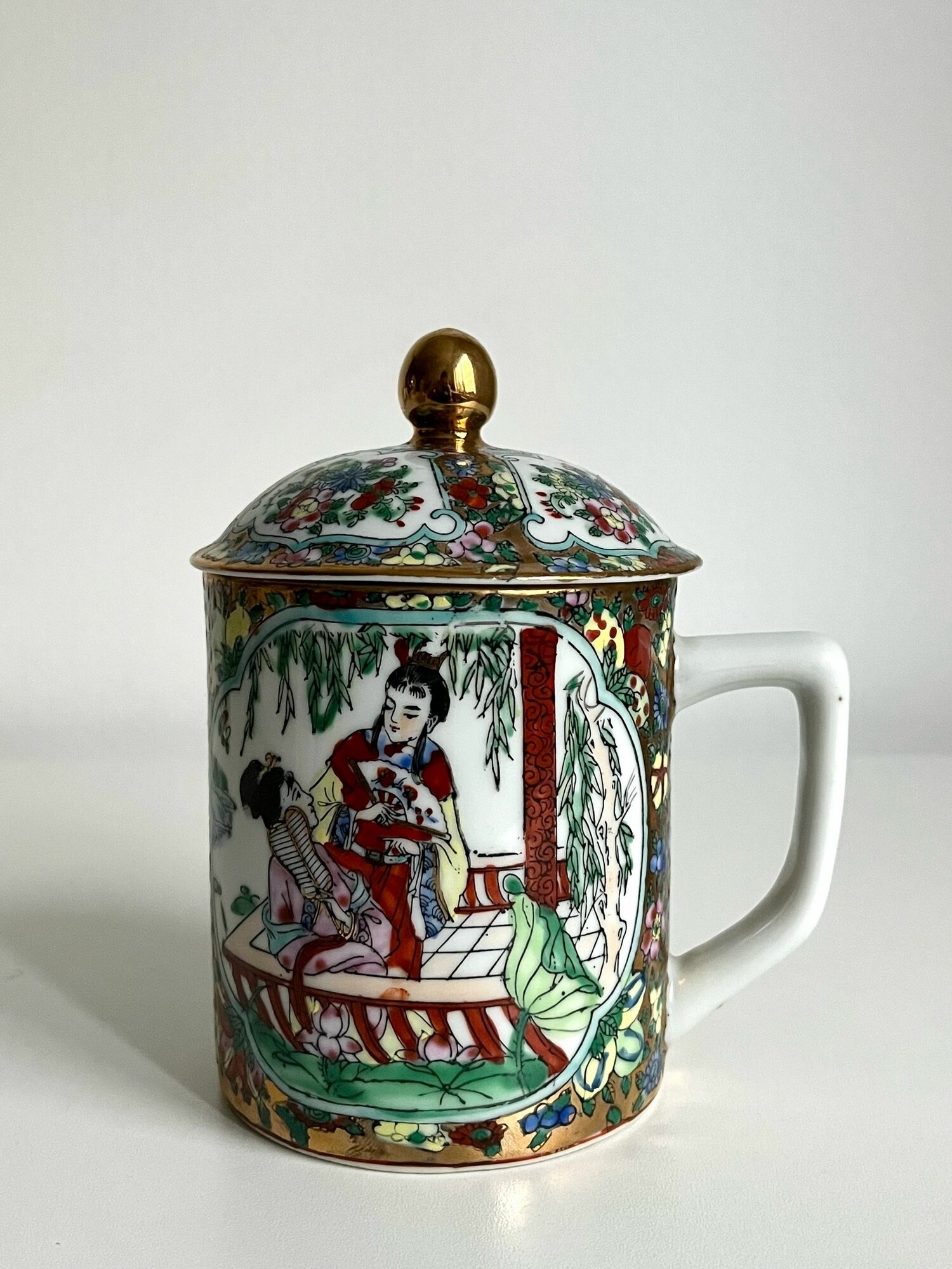 Чайная кружка с крышкой. Фарфор. Позолота. Ручная роспись. Старый Китай. Высота: 14 см. Объем: 300 мл.