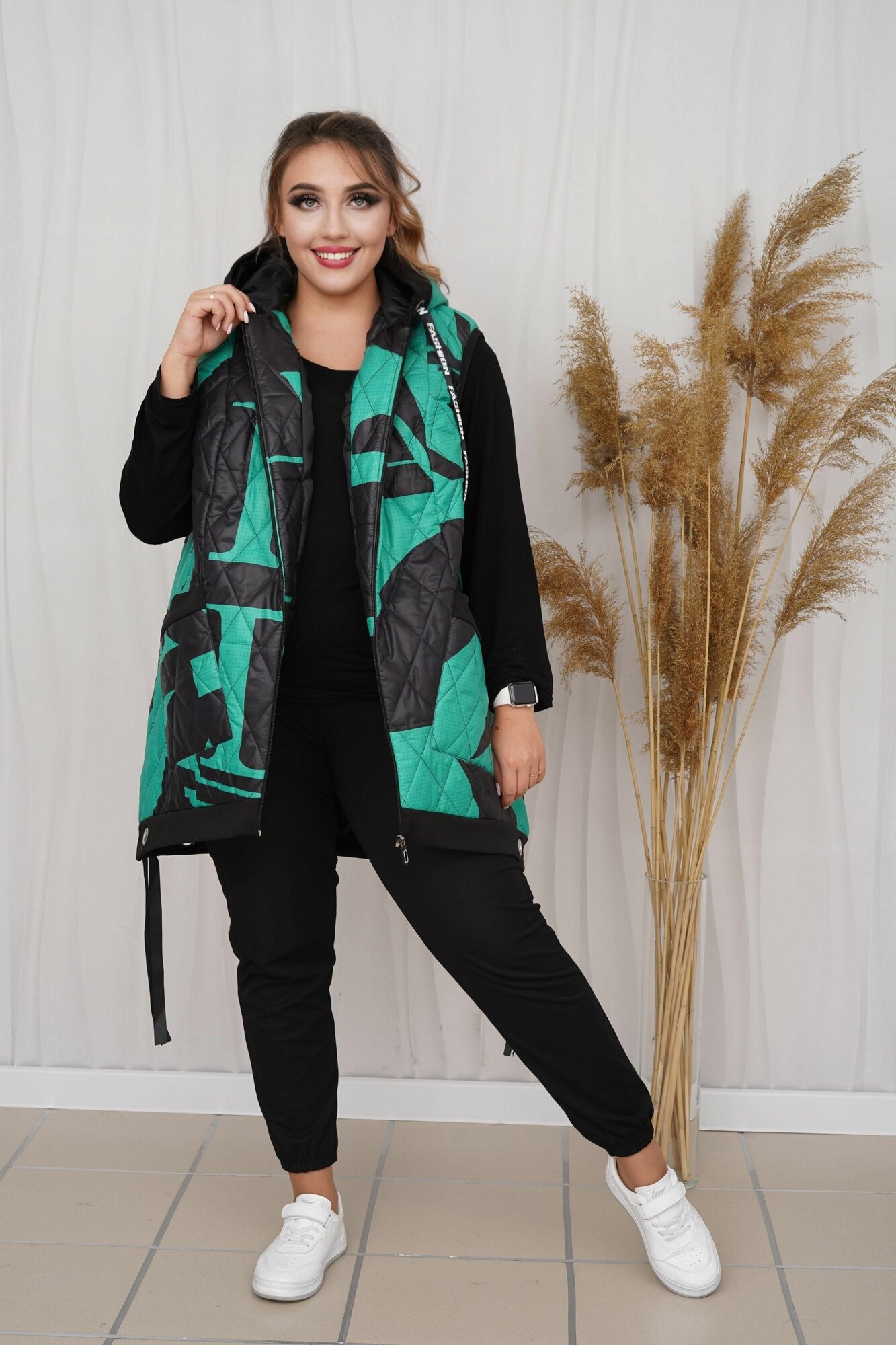 Жилет спортивный  Базовая коллекция размер 66 черный зеленый