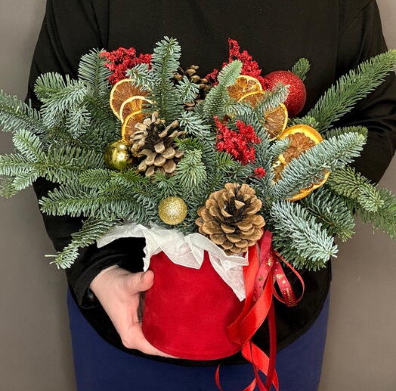 Рождественская Новогодняя композиция елка из нобилиса живая ель с игрушками в красной шляпной коробке на стол в подарок