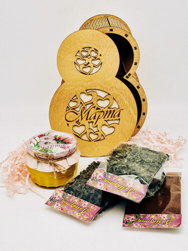 Изображение товара Подарочный набор с 8 марта в матрешке чай черный 25гр, зеленый 30гр, кофе 40гр, мед микс манго 170гр