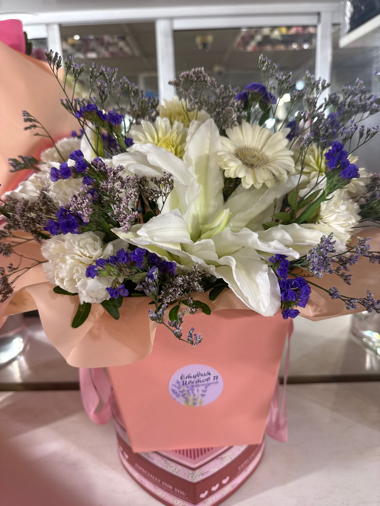 Букет с лилией статицей фиолетовой георгины белого цвета