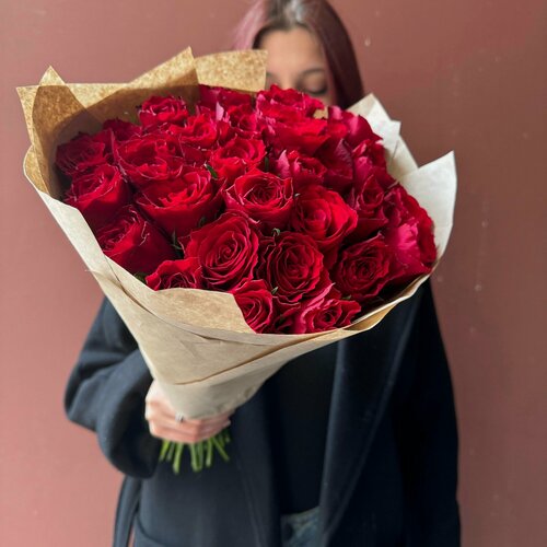 Изображение товара Букет из 35 красно-малиновых кенийских роз 40 см в крафтовой упаковке