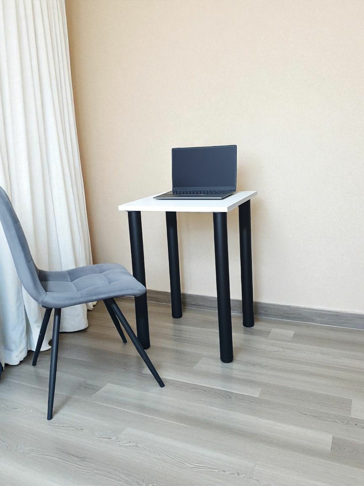 Стол компьютерный/ цвет столешницы Белый, 50*50 см. Ножки черные.