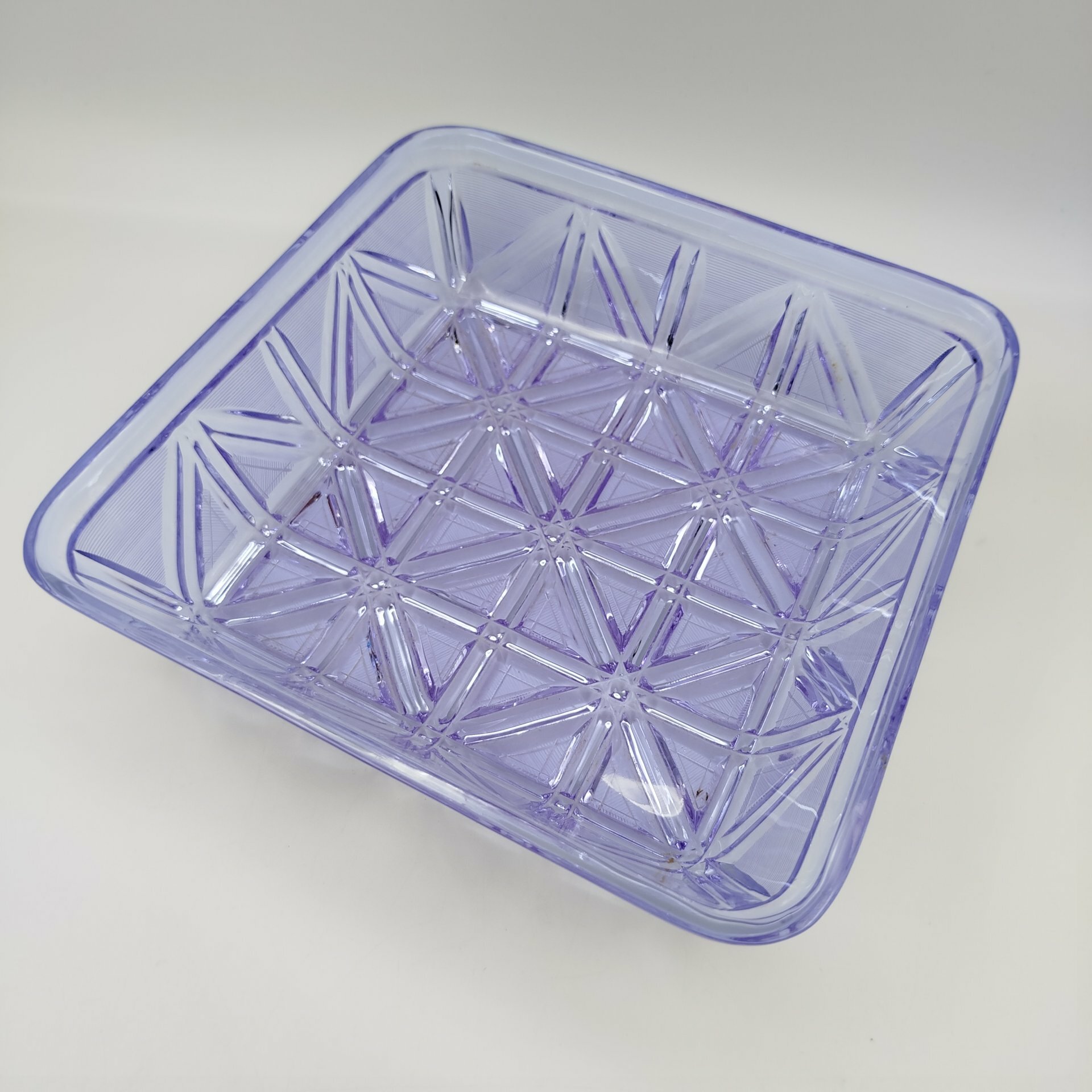 Фруктовница квадратной формы из сервиза "Весенний" в сиренево-голубом оттенке