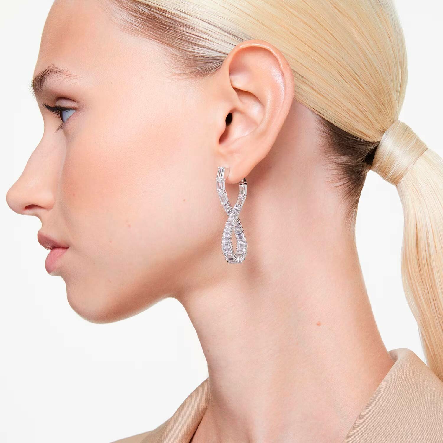 Серьги с подвесками SWAROVSKI, кристаллы Swarovski, размер 43 мм, серебряный, белый — фото 1