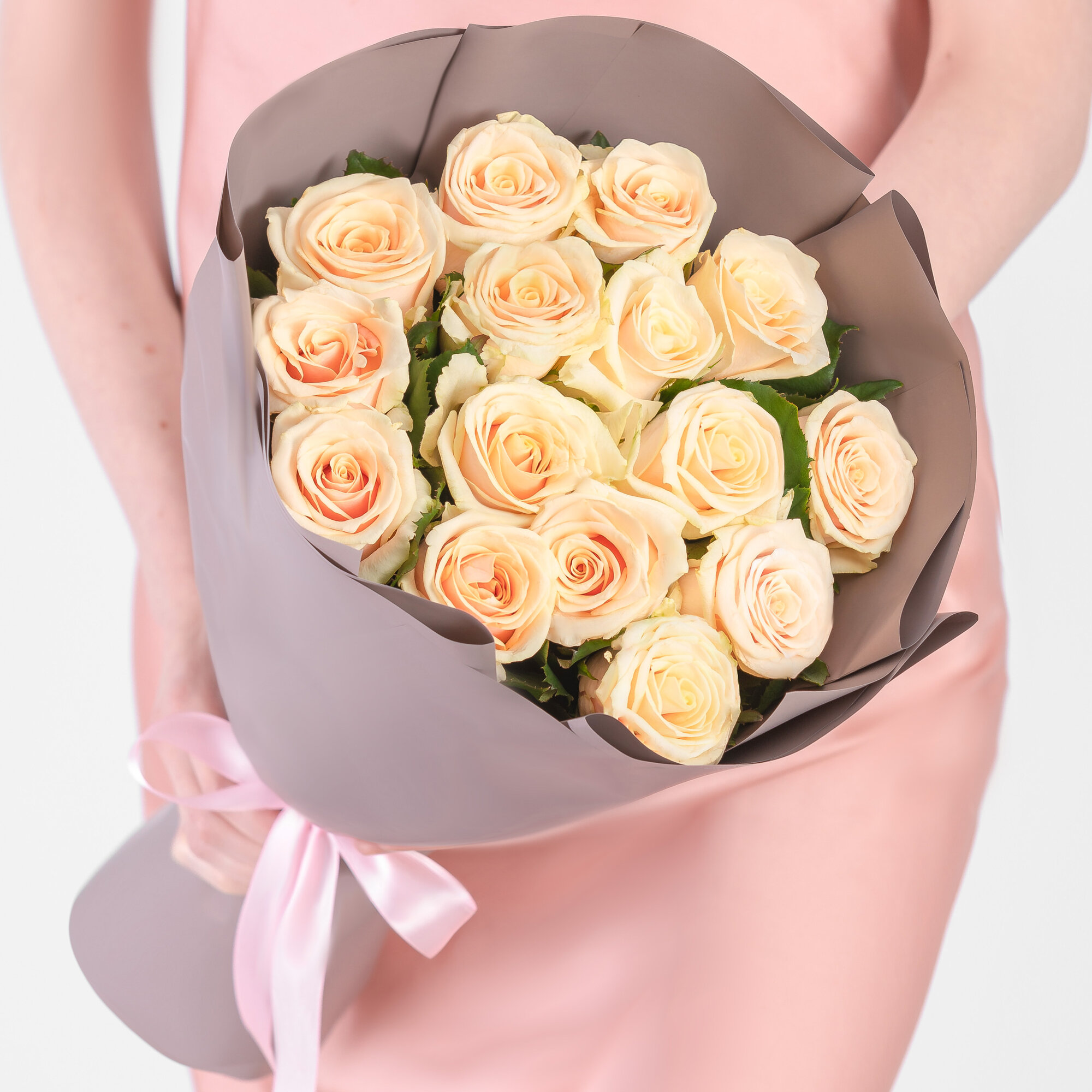 Букет Мегацвет24 роза кремовый 15 шт высота 40см в дизайнерской пленке
