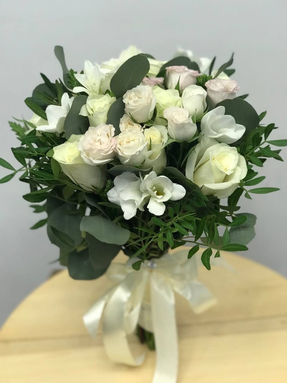 Букет невесты из роз и фрезий «Моя невеста» - S (до 30 см)