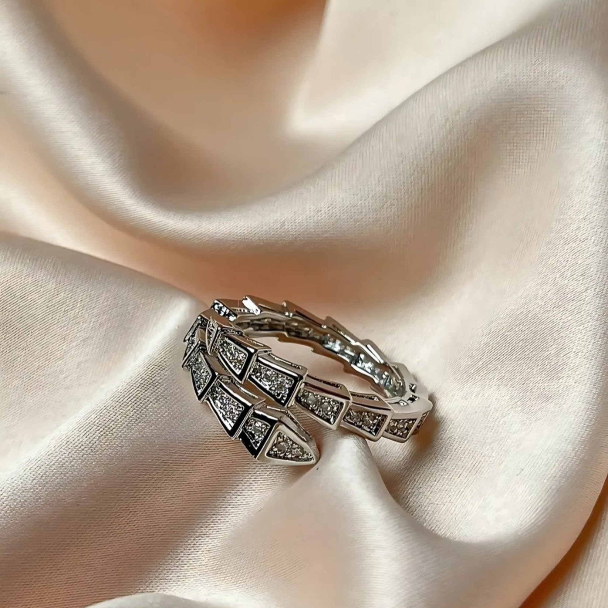 Моносерьга Louis Vuitton, Swarovski Zirconia, размер 16 мм, FJ1122ETU золотистый/серебристый